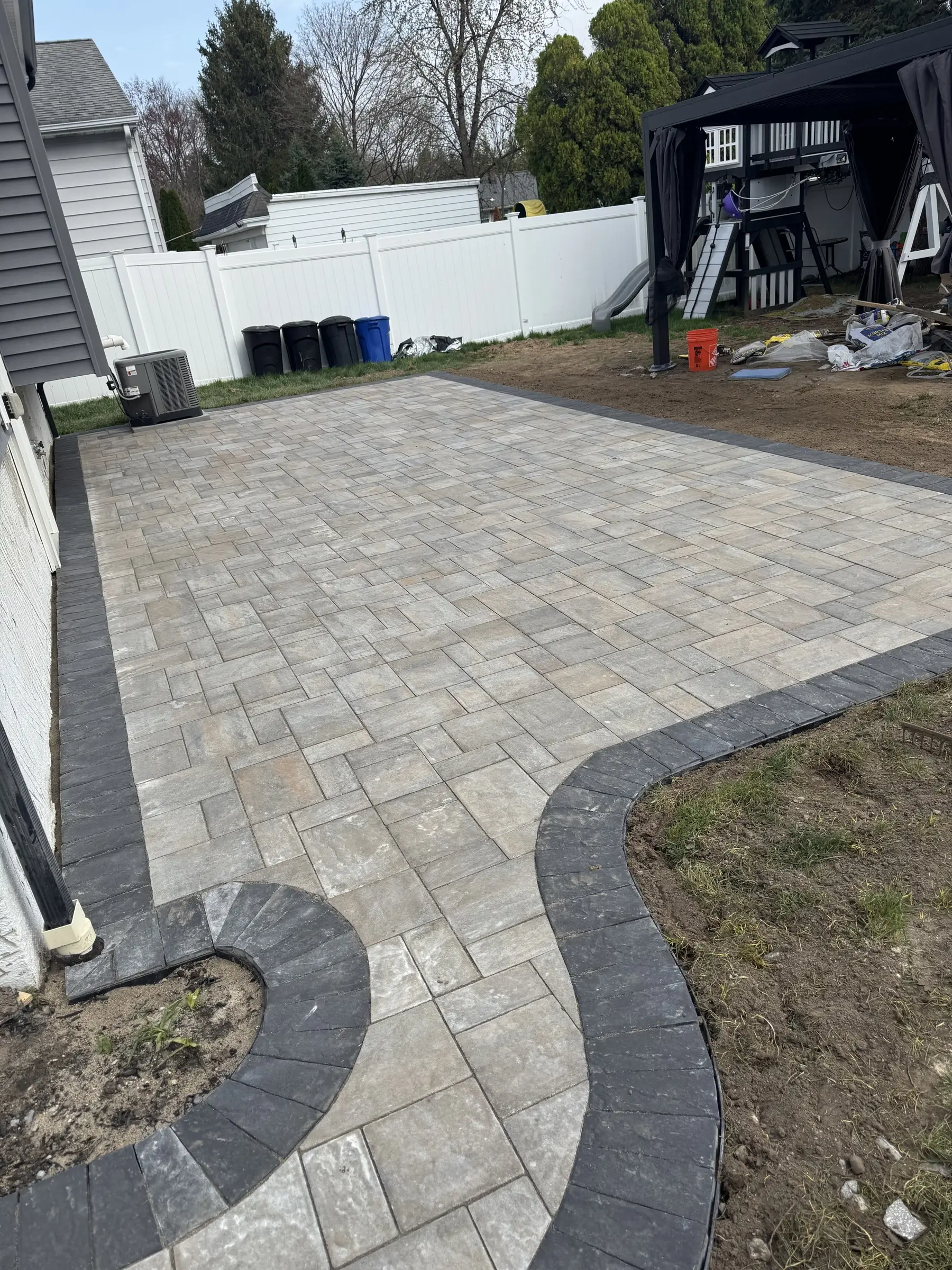 Finished paver patio with a curved border